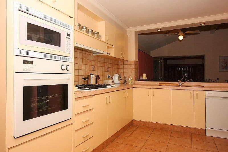 4 Heysen Court, MILL PARK VIC 3082, Mill Park - Thumbnail 2