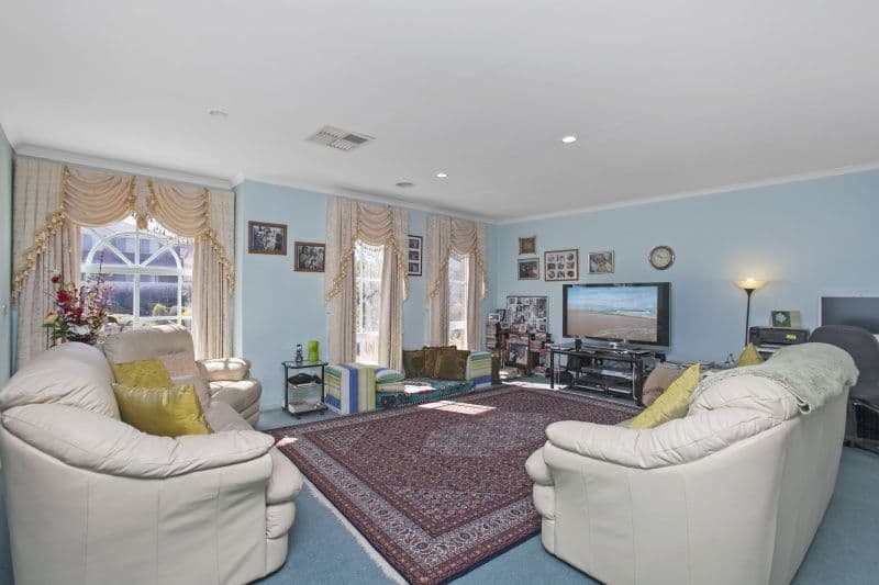 18 Kings College Drive, BAYSWATER VIC 3153, Bayswater - Thumbnail 2