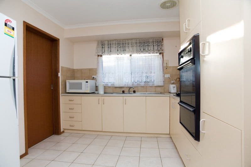 31 Grenda Drive, Mill Park VIC 3082, Mill Park - Thumbnail 2