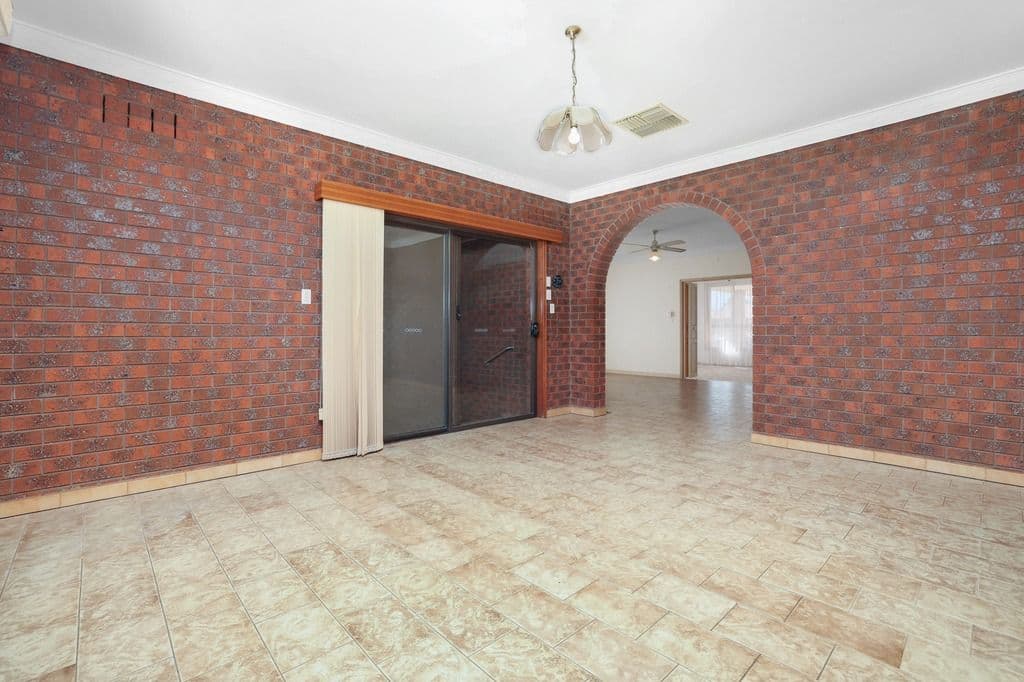 10 Pagnoccolo Street, Werribee VIC 3030, Werribee - Thumbnail 3
