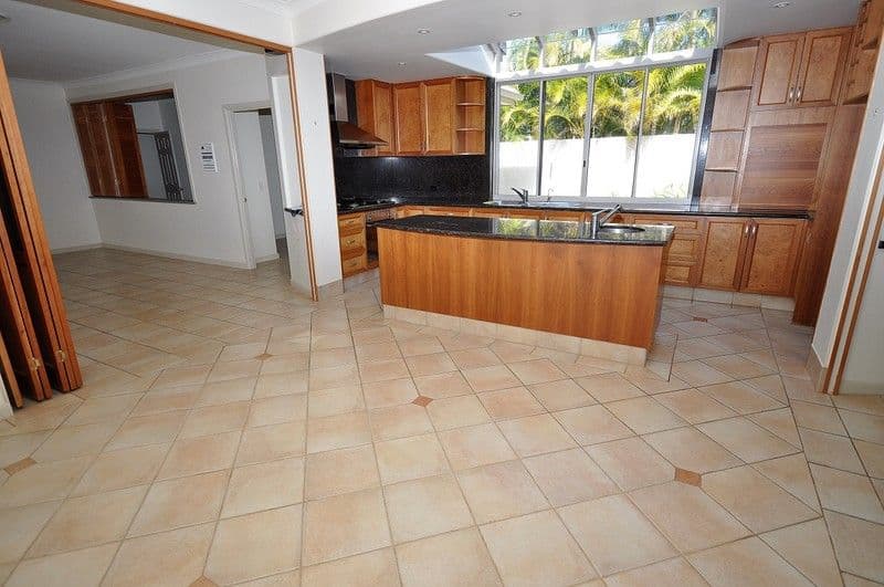 9 Waterwood Court, ARUNDEL QLD 4214, Arundel - Thumbnail 2