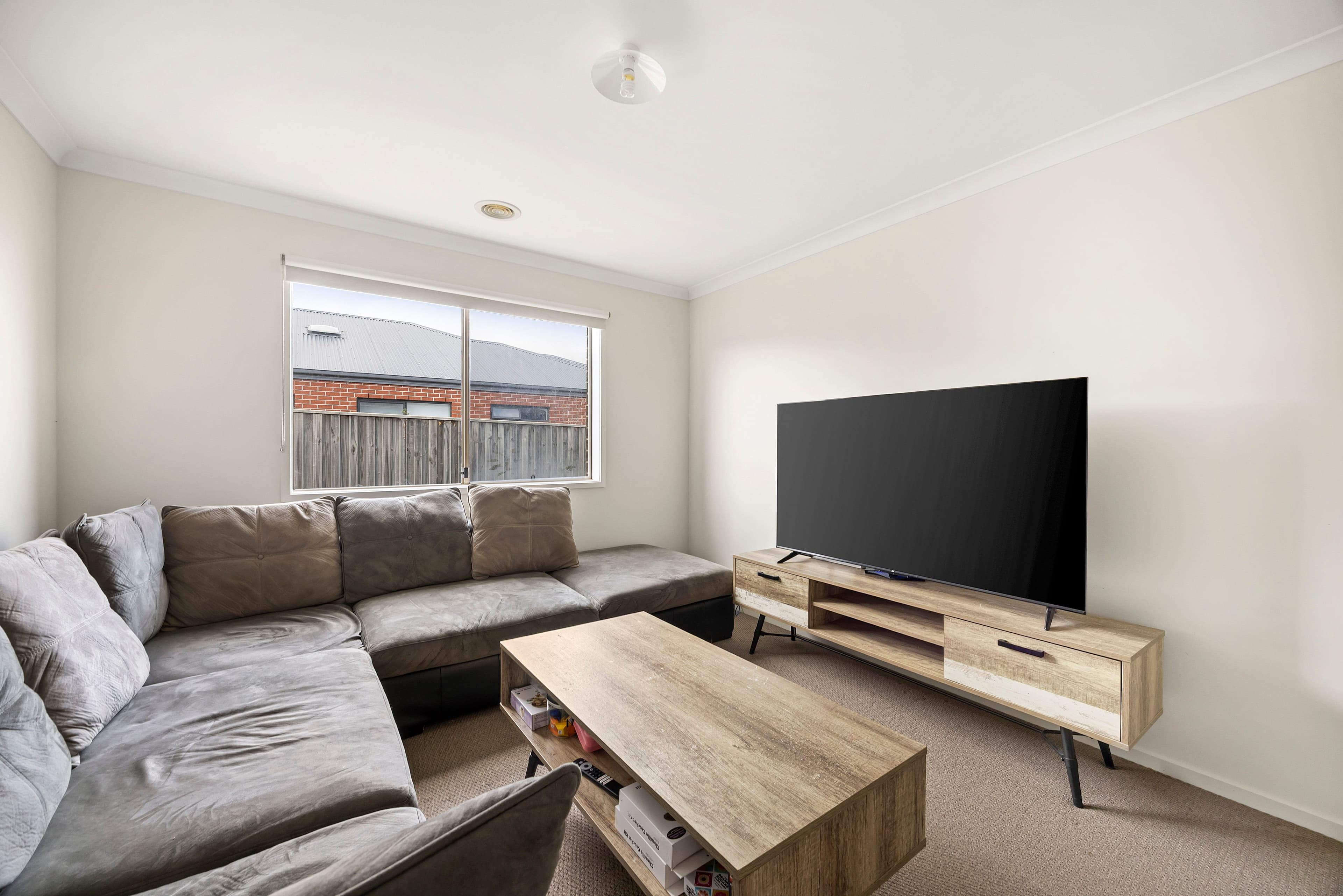 8 Dianella Way, Romsey VIC 3434, Romsey - Thumbnail 2