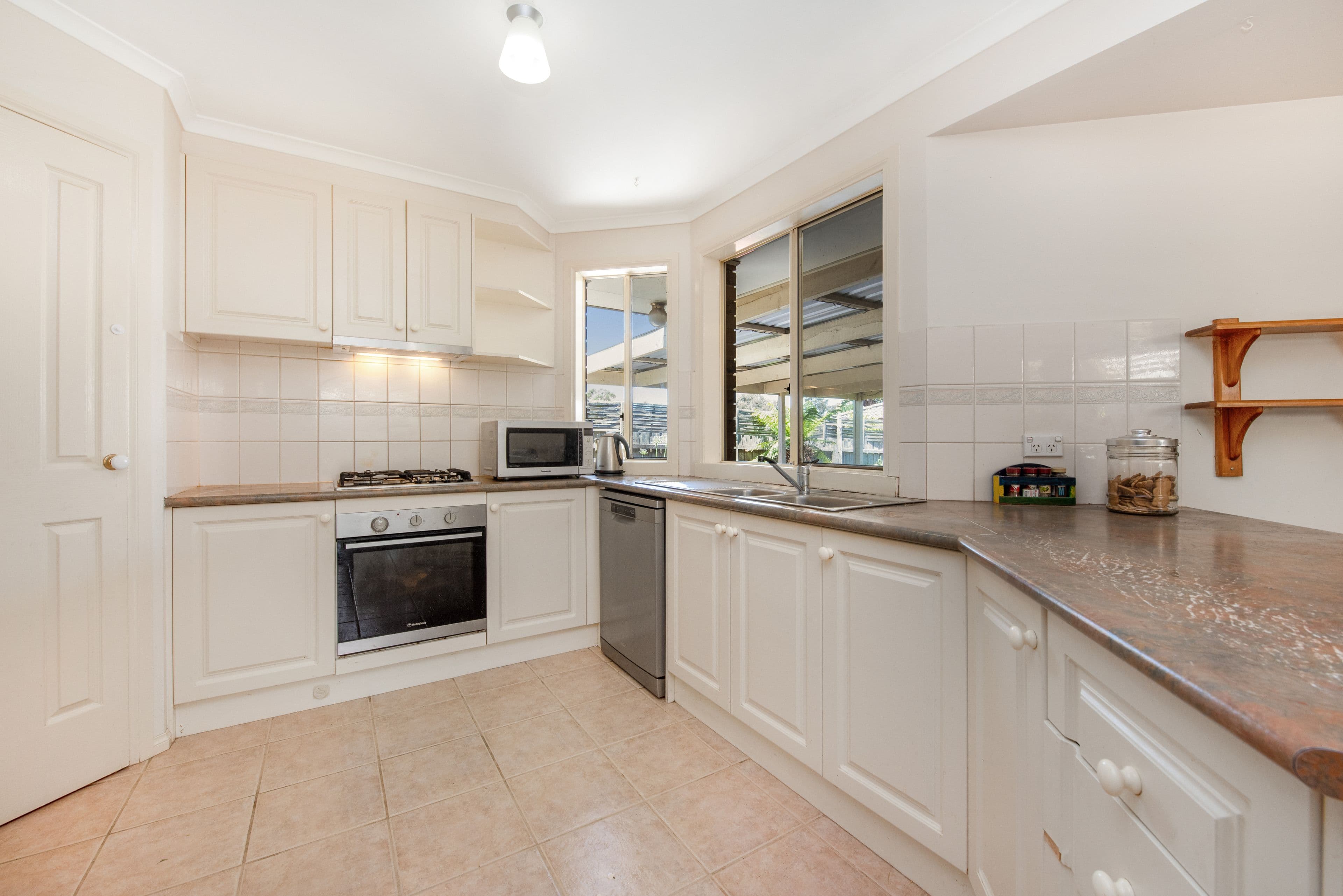 3 Claire Close, Pakenham VIC 3810, Pakenham - Thumbnail 2