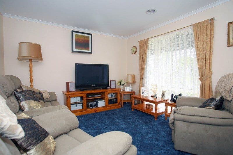 18 Masterton Place, CRANBOURNE VIC 3977, Cranbourne East - Thumbnail 2
