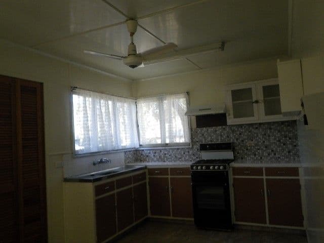 27 SOUTH Street, ROMA QLD 4455, Roma - Thumbnail 3