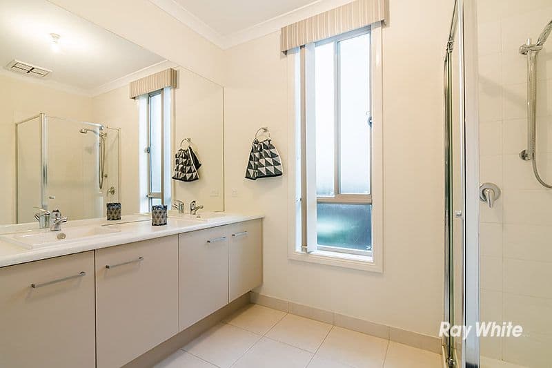 4 Cloverbank Drive, Cranbourne East VIC 3977, Cranbourne East - Thumbnail 3