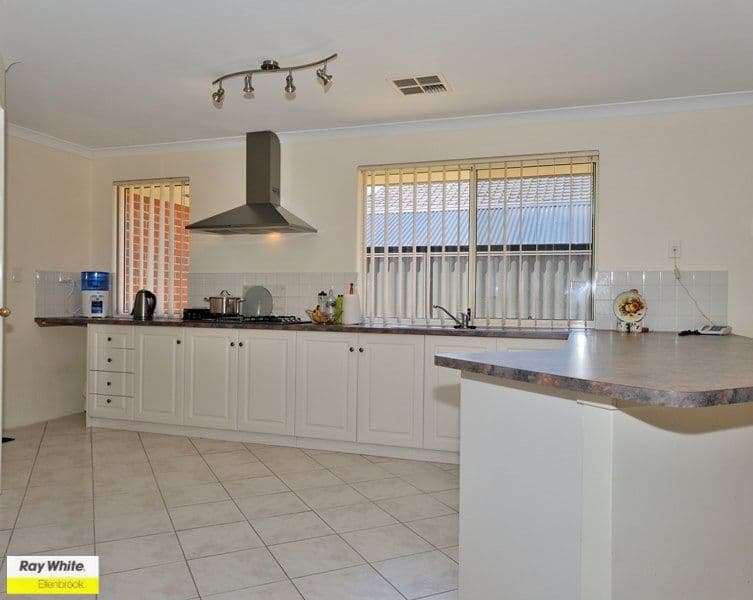 33 Kyneton Parkway, AVELEY WA 6069, Aveley - Thumbnail 3