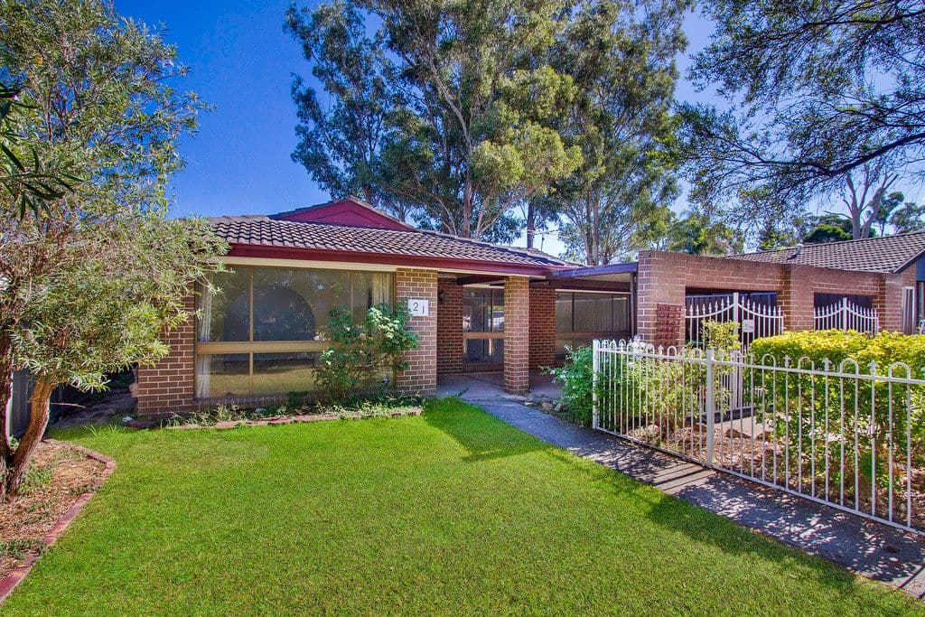 21 Snailham Crescent, South Windsor - Image 1