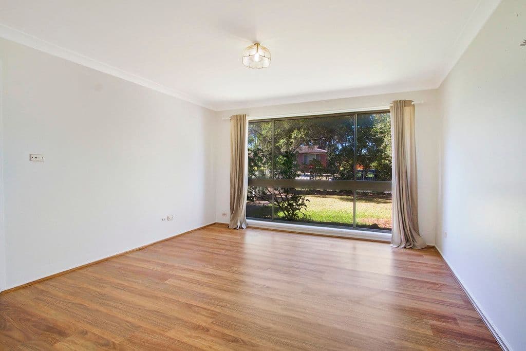 21 Snailham Crescent, South Windsor - Thumbnail 2