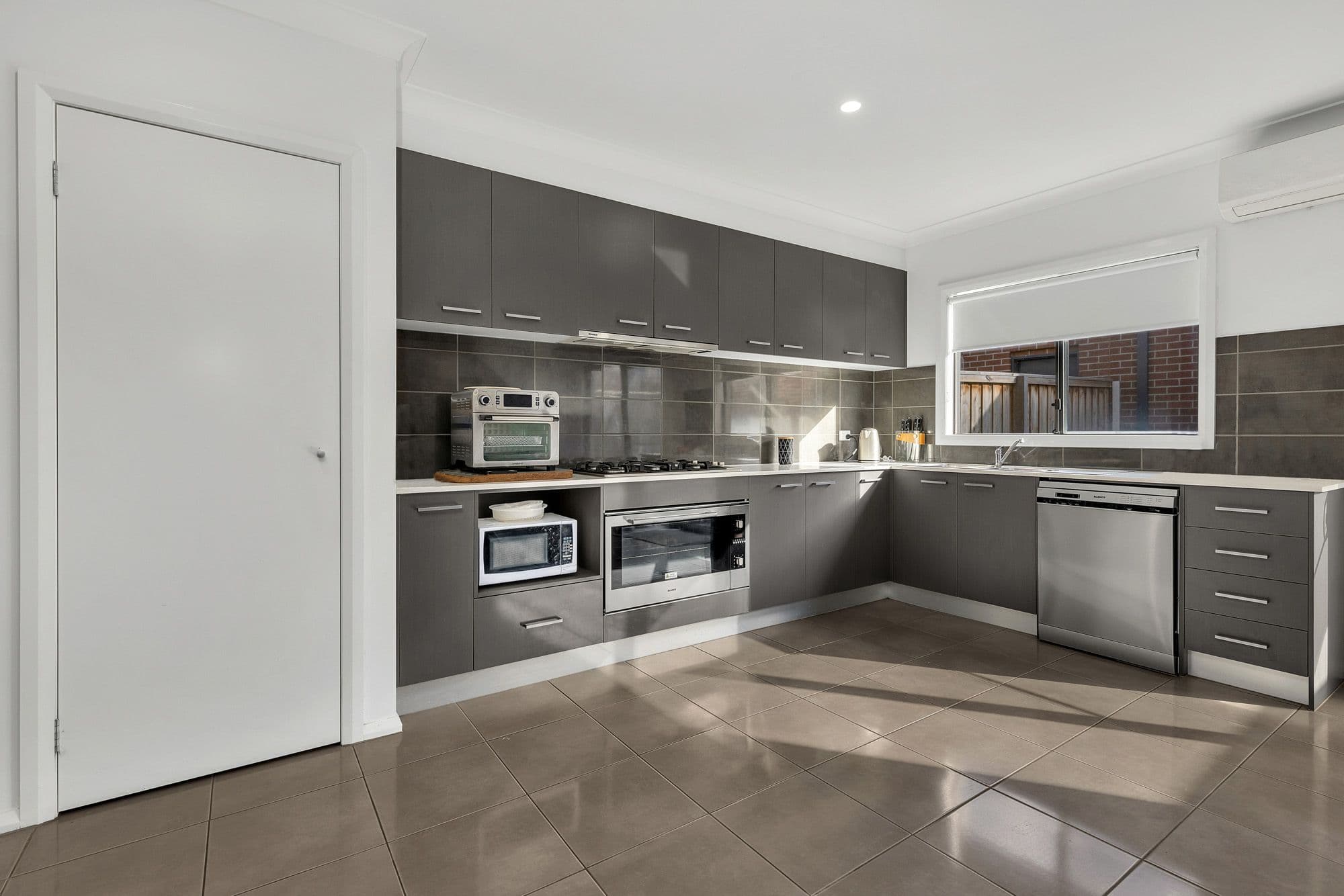 14 Treeve Parkway, Werribee VIC 3030, Werribee - Thumbnail 2