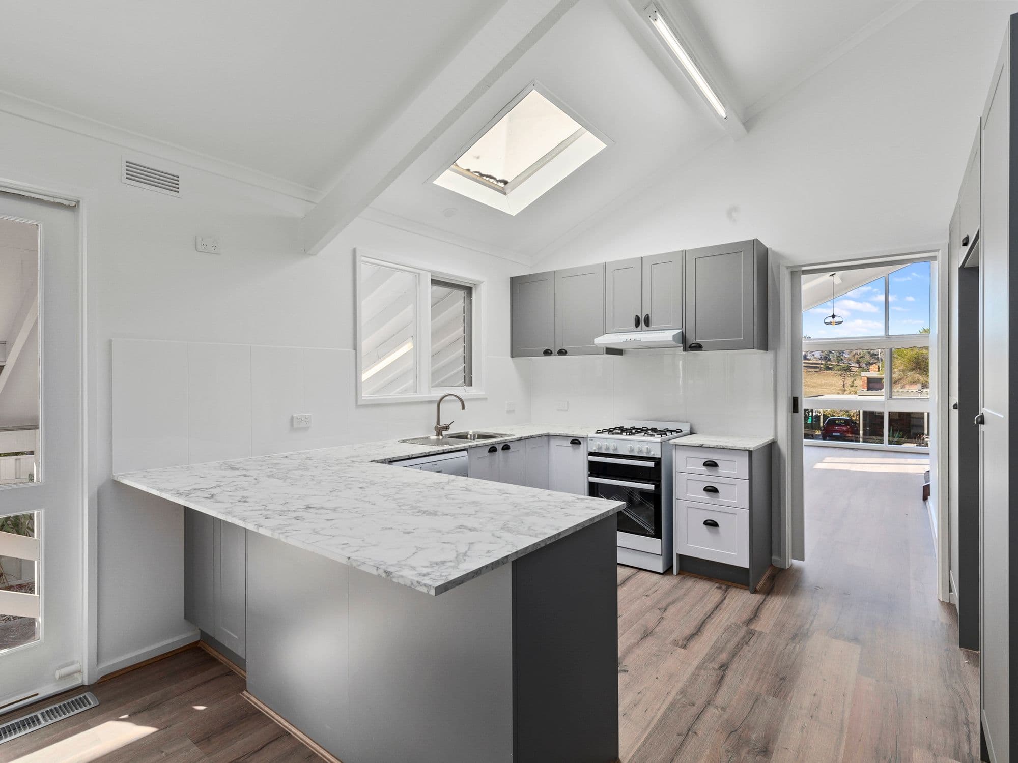 10 Priestley Crescent, Seymour VIC 3660, Seymour - Thumbnail 4