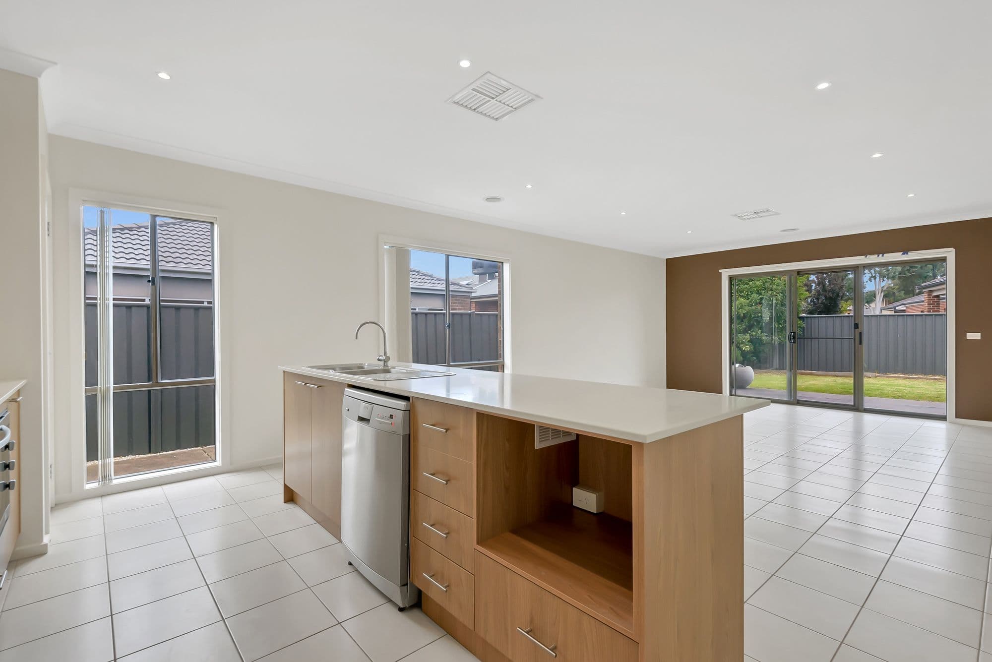 16 Dixon Creek Drive, South Morang VIC 3752, South Morang - Thumbnail 3