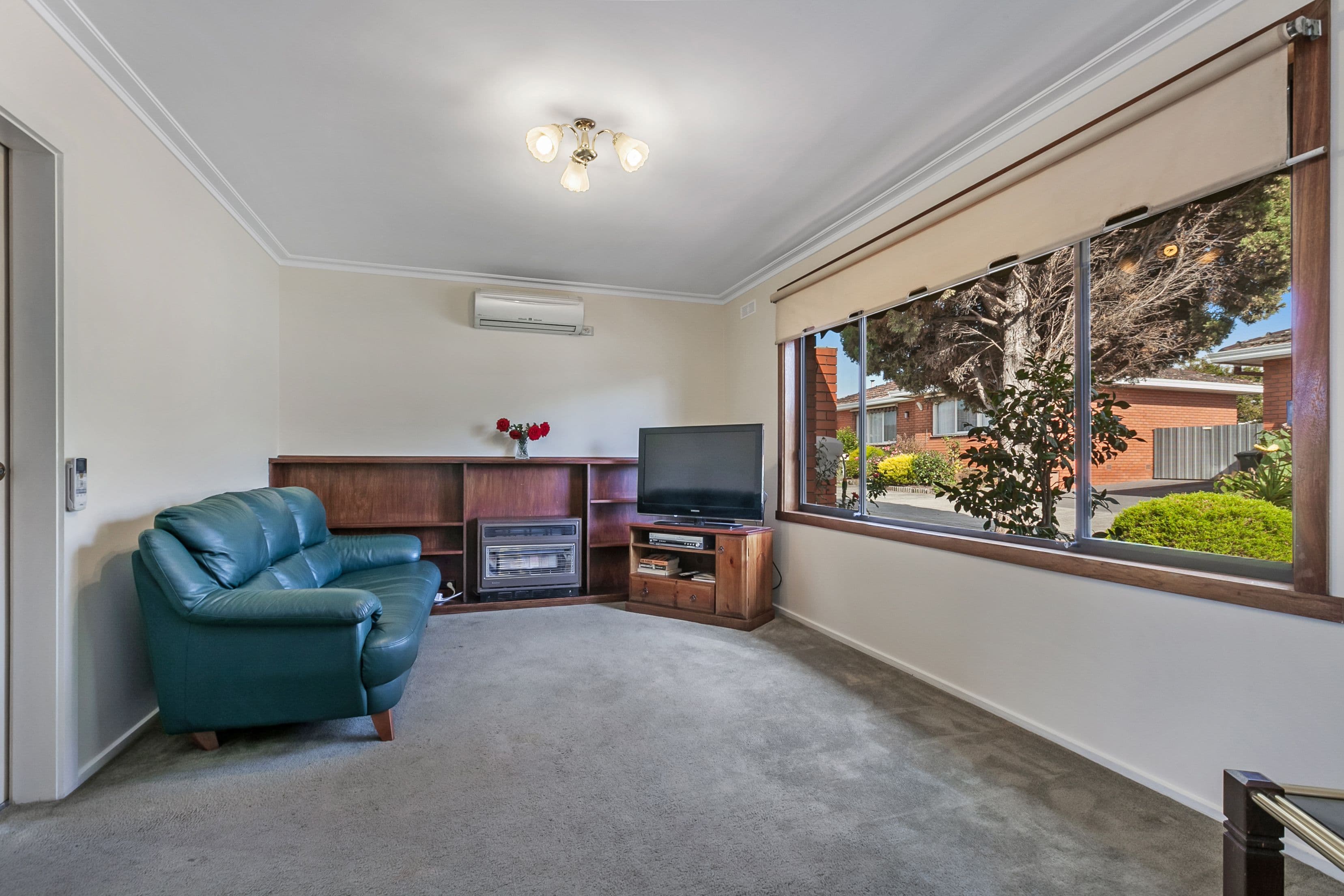12 BRISTOL Court, Kilsyth, Kilsyth - Thumbnail 2