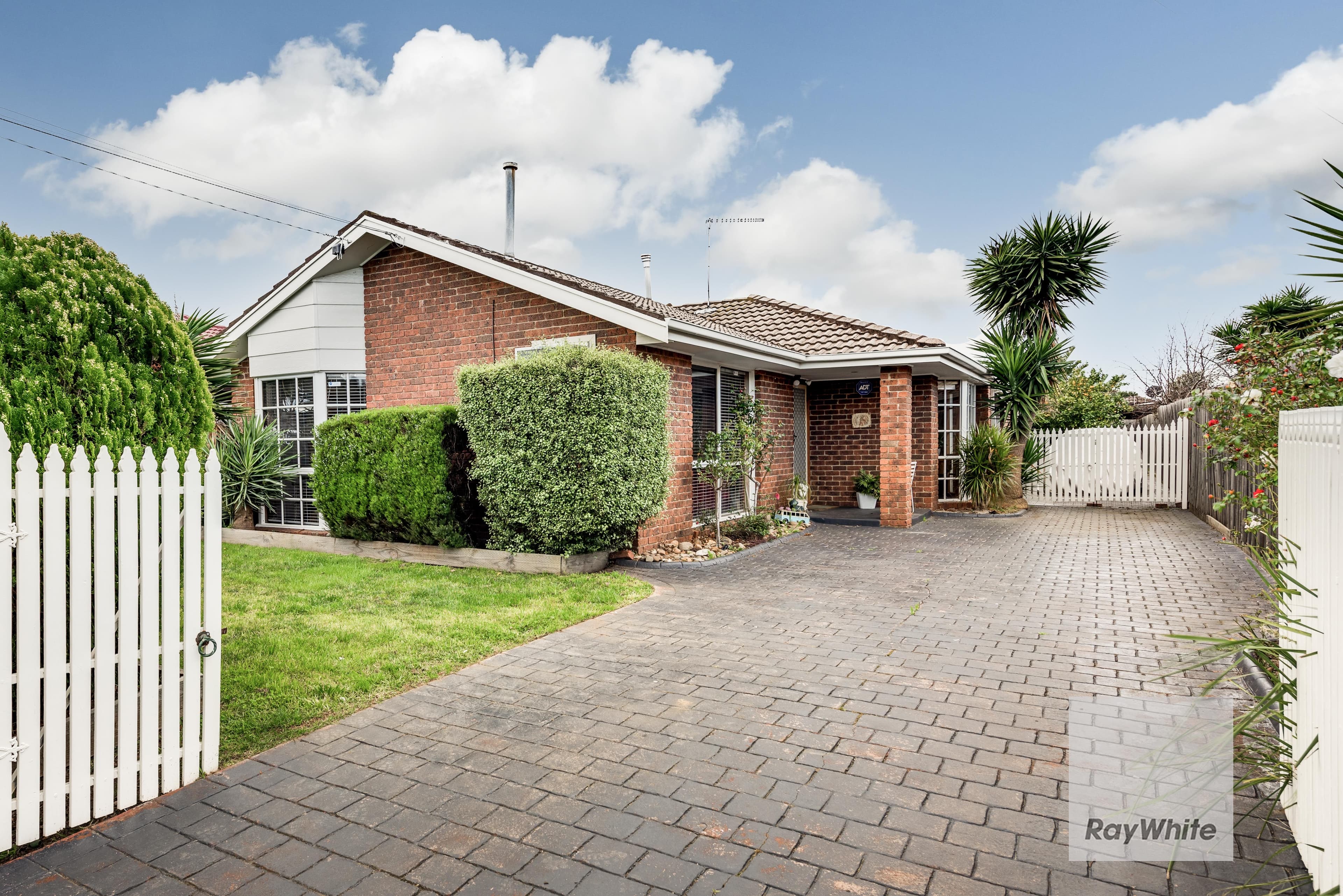 102 Lenoak Street, Gladstone Park VIC 3043, Gladstone Park - Thumbnail 2