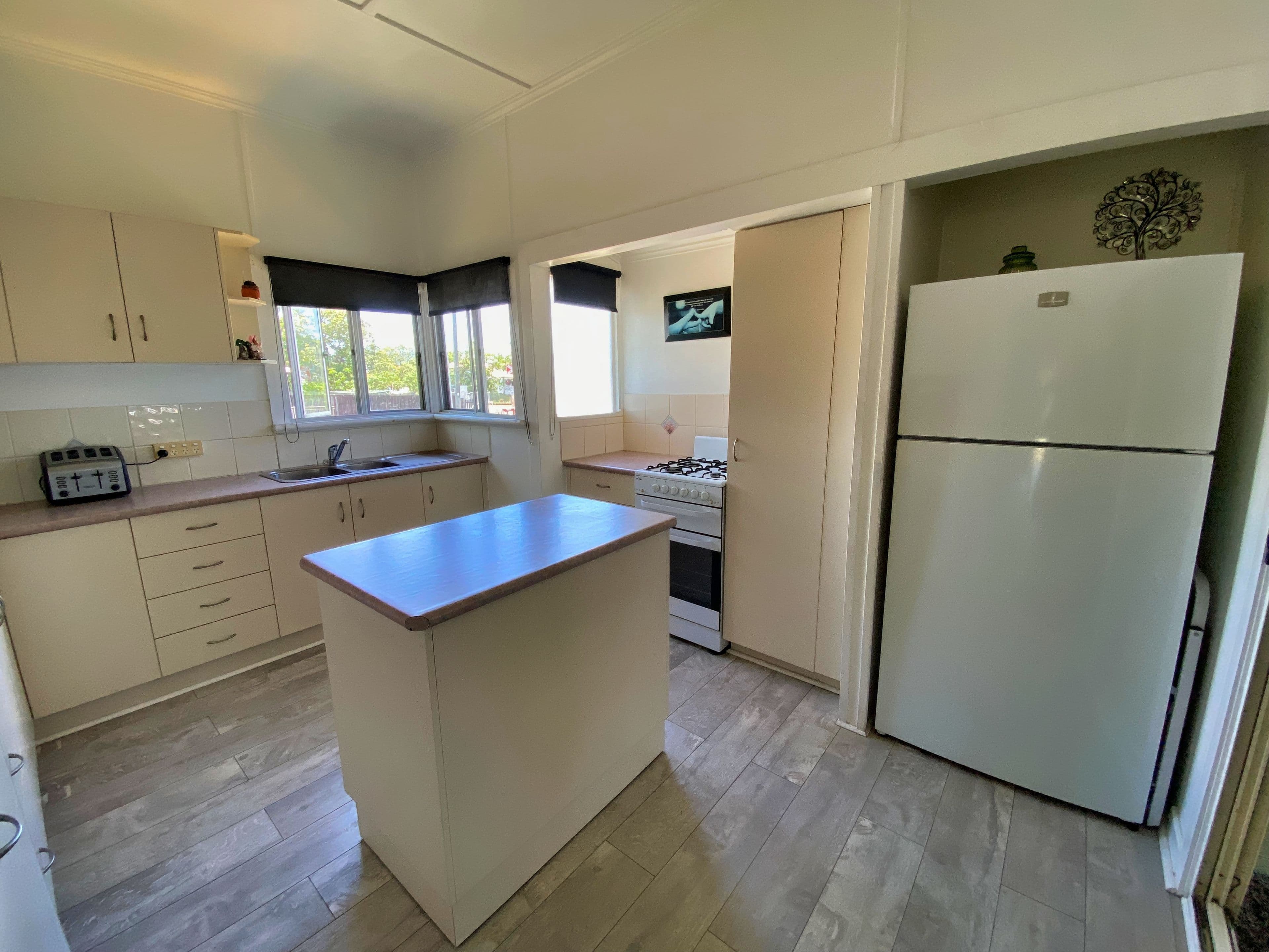 16 Brandon Street, Sarina QLD 4737, Sarina - Thumbnail 5