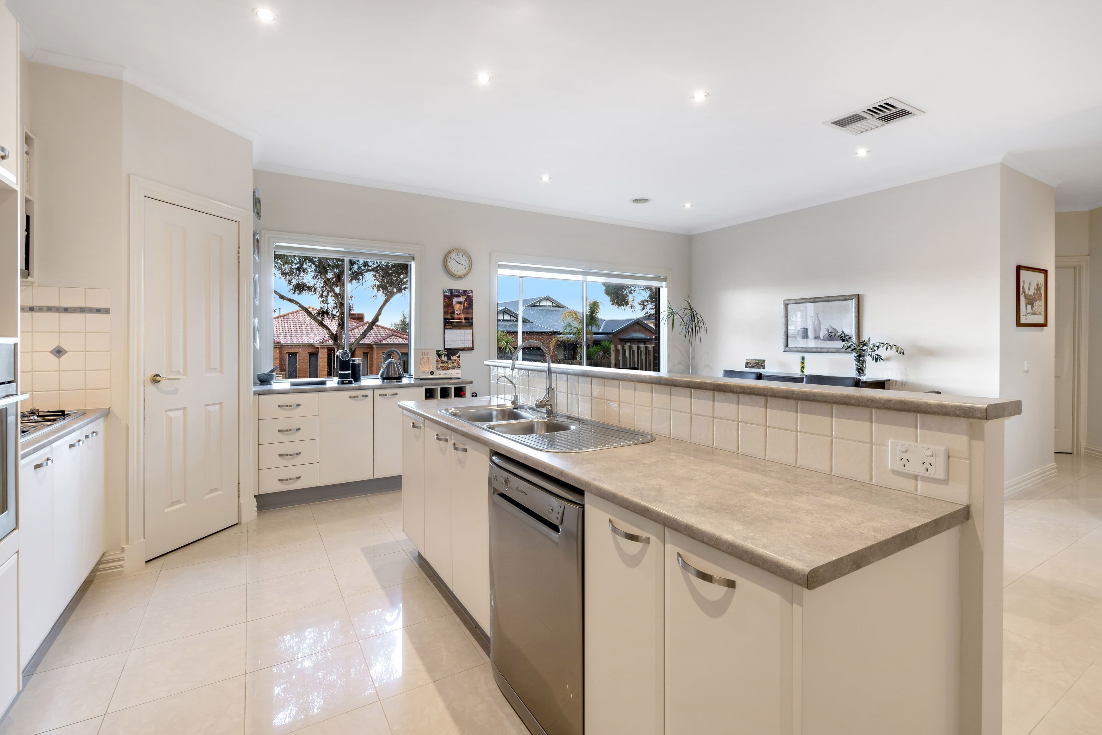 1 Sian Court, South Morang VIC 3752, South Morang - Thumbnail 4