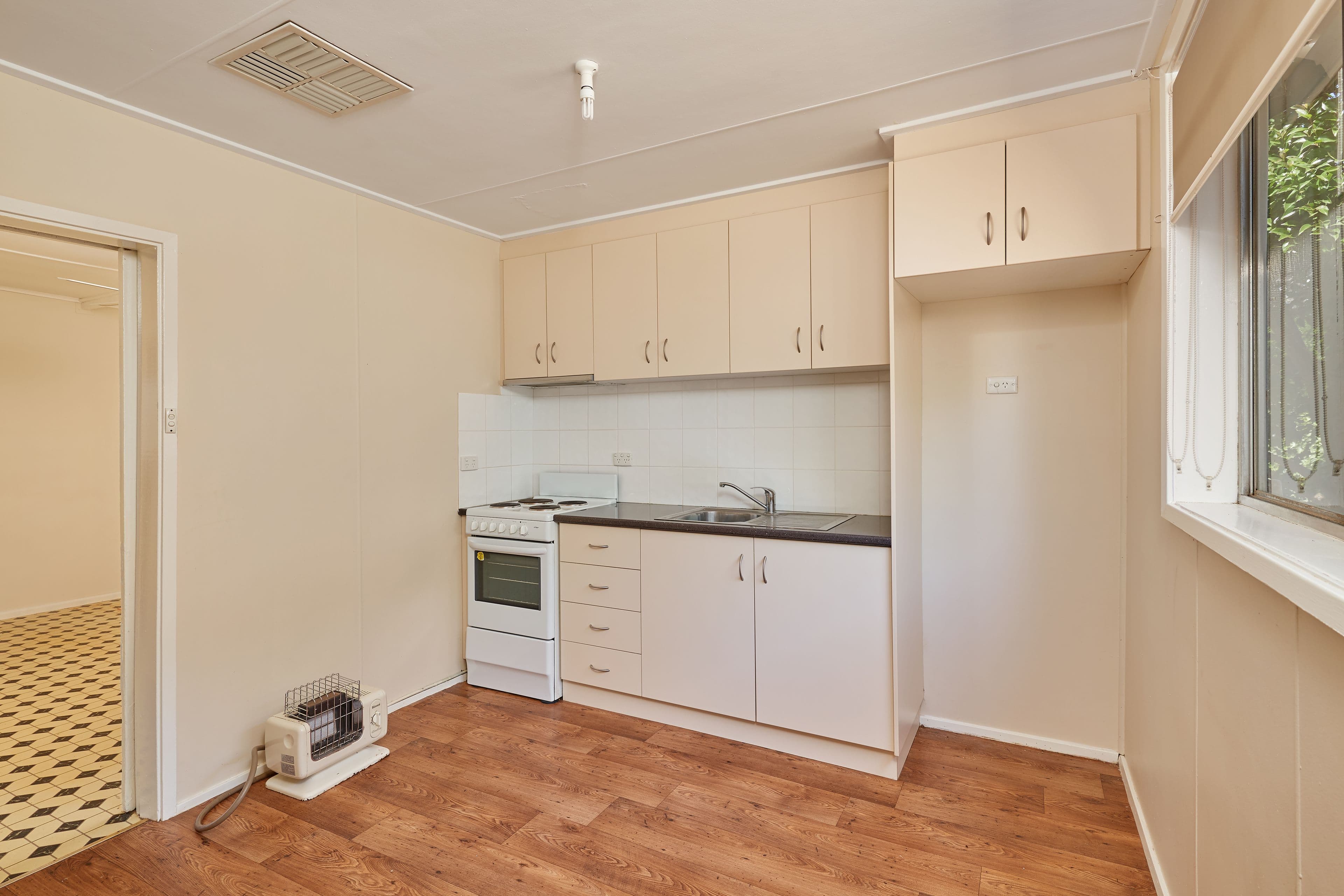 42 Thomas Street, Junee NSW 2663, Junee - Thumbnail 2