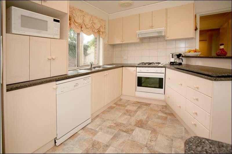 18 Swift Drive, GLEN WAVERLEY VIC 3150, Glen Waverley - Thumbnail 2