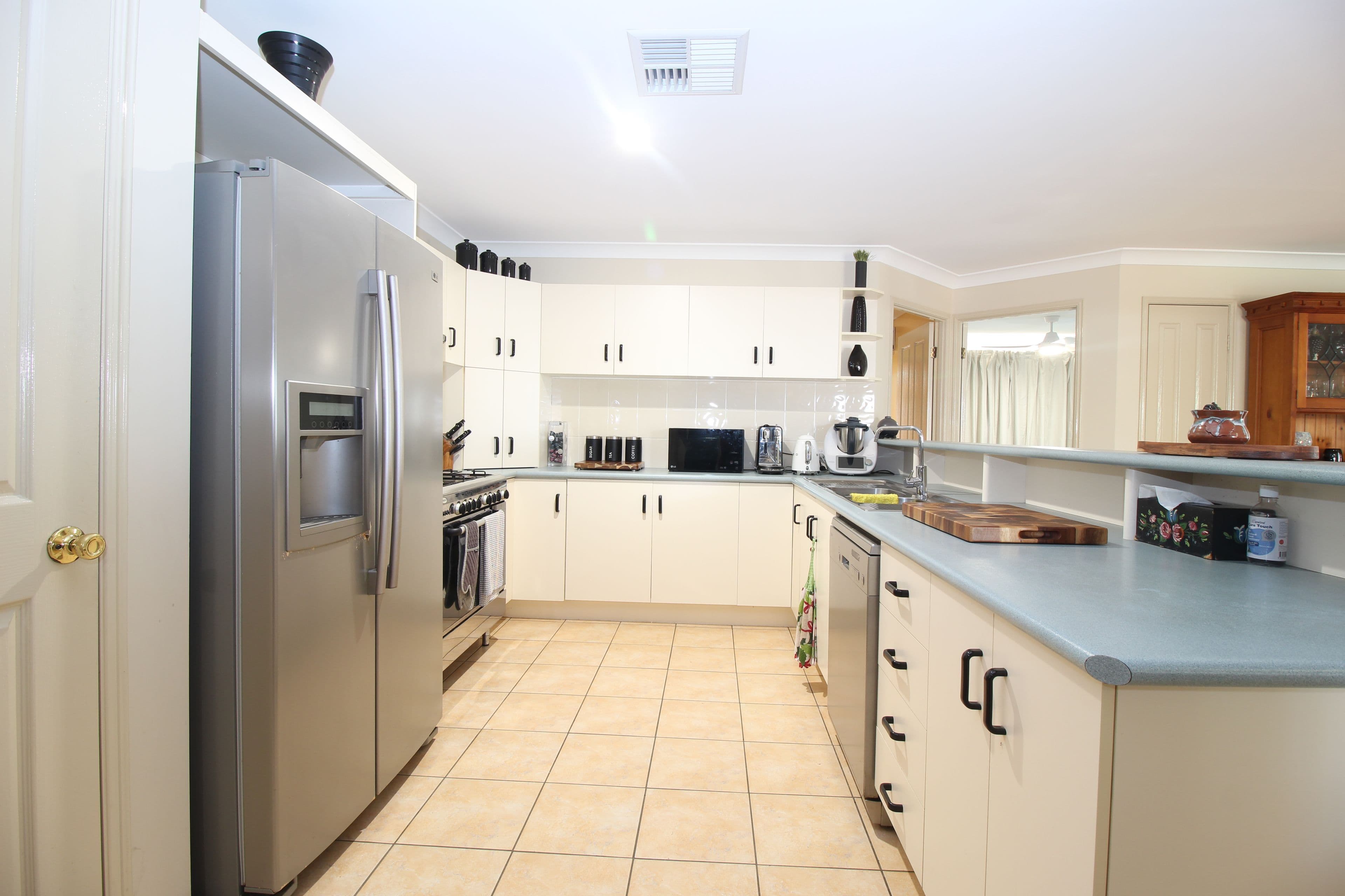 18 Jeppesen Drive, Emerald QLD 4720, Emerald - Thumbnail 6