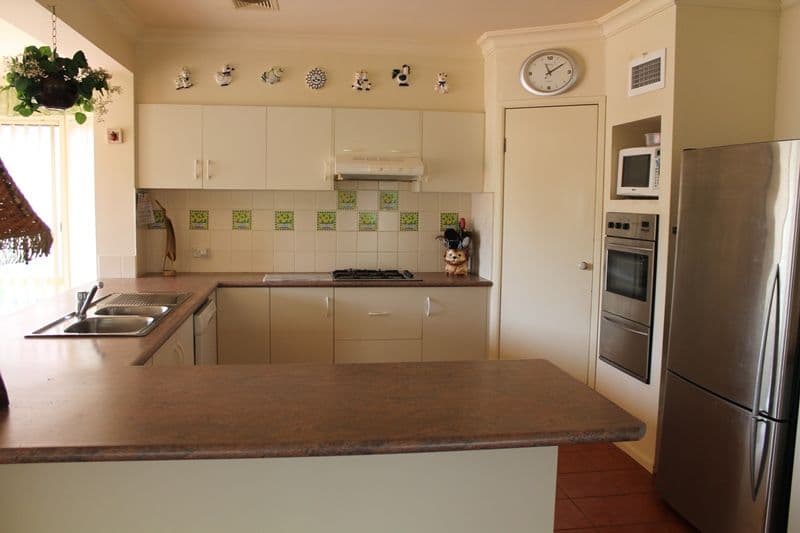 24 Greenway Drive, WEST HOXTON NSW 2171, West Hoxton - Thumbnail 2