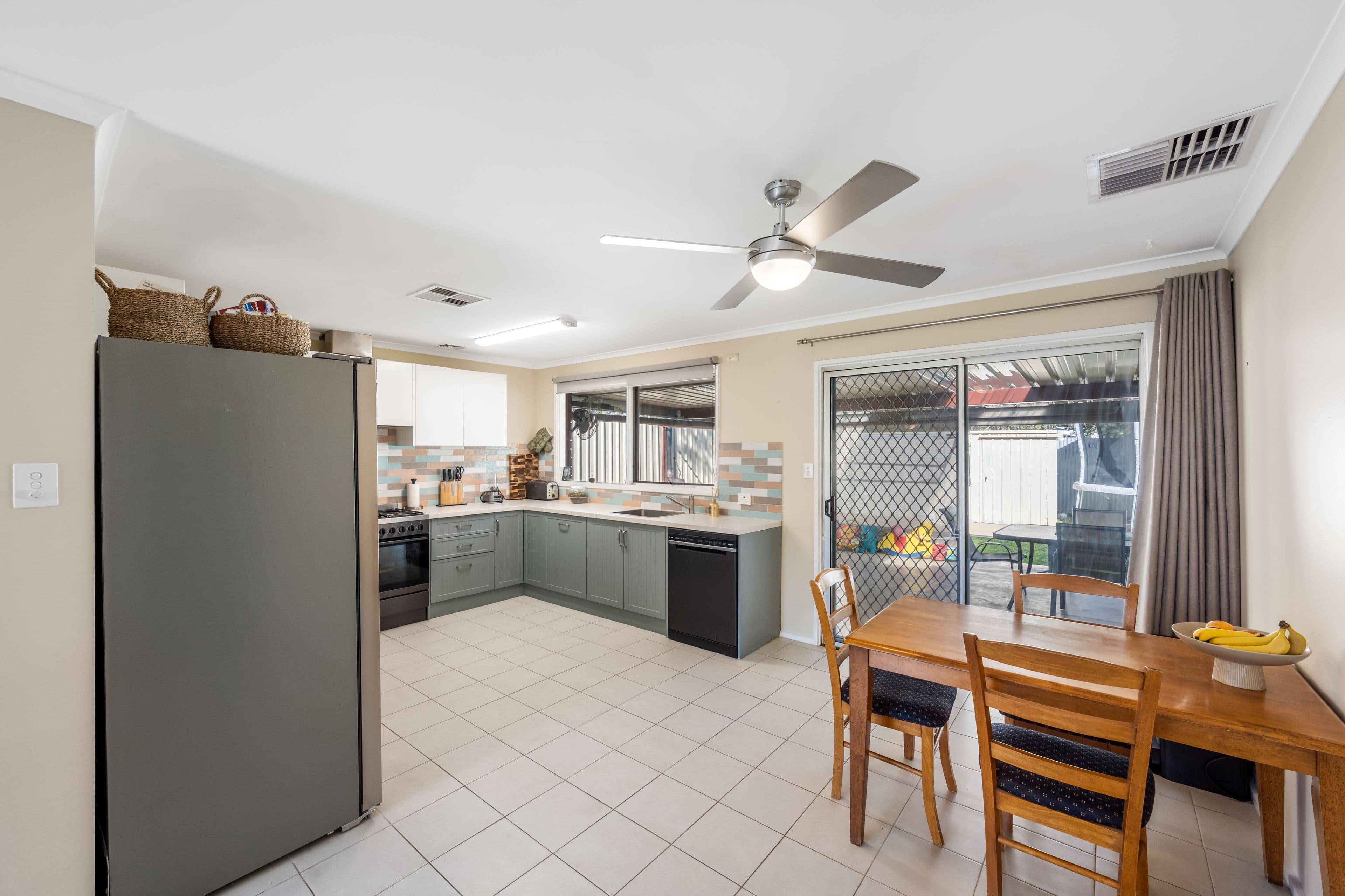 16 Mulholland Avenue, Salisbury North SA 5108, Salisbury North - Thumbnail 7