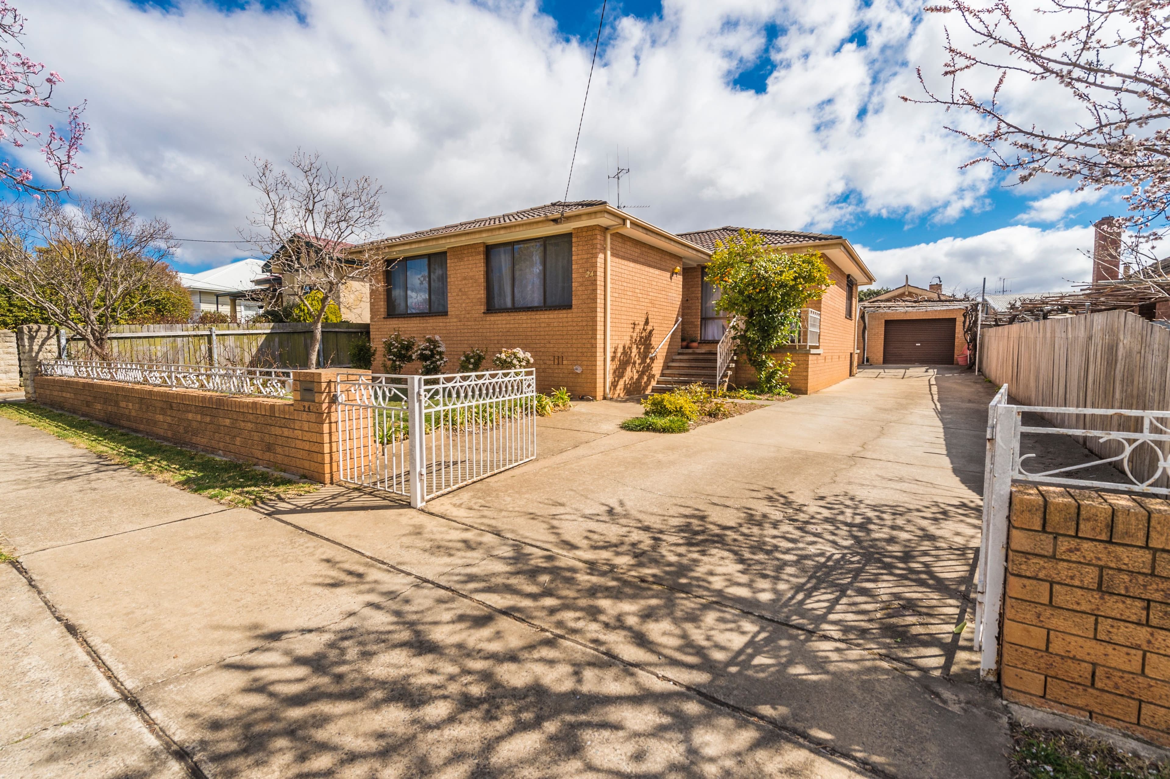 24 Collins Street, Queanbeyan - Image 1