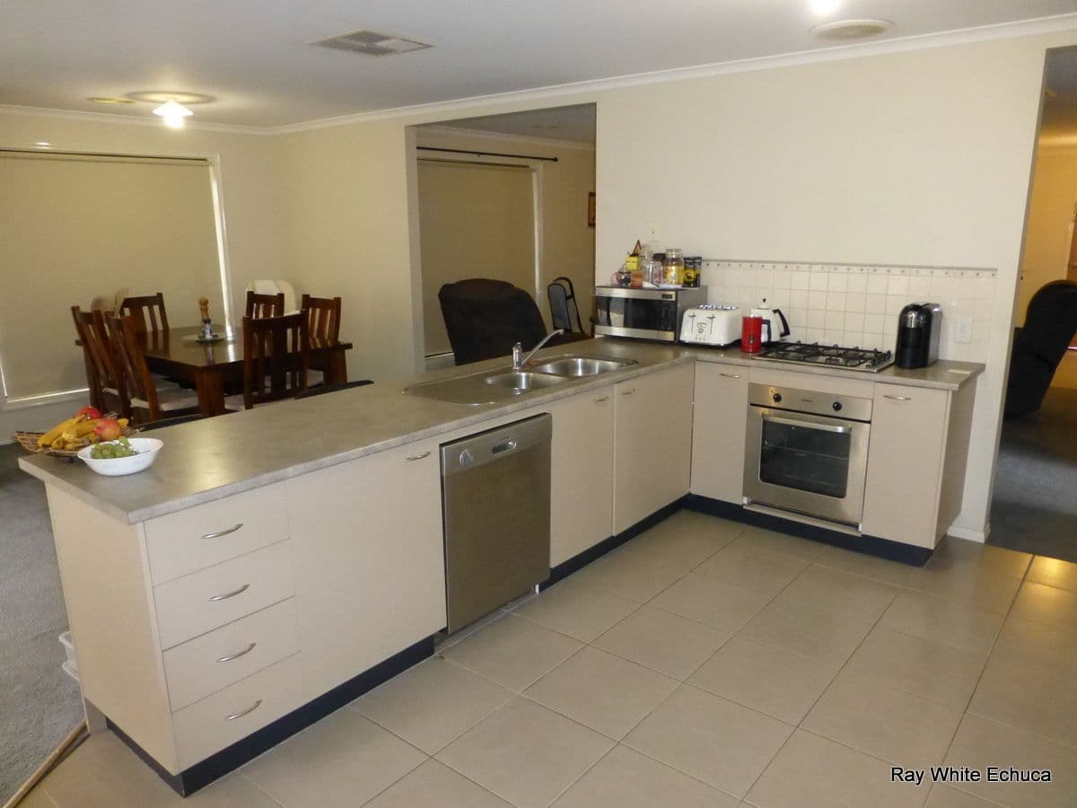 33 Sunset Avenue, ECHUCA VIC 3564, Echuca - Thumbnail 3