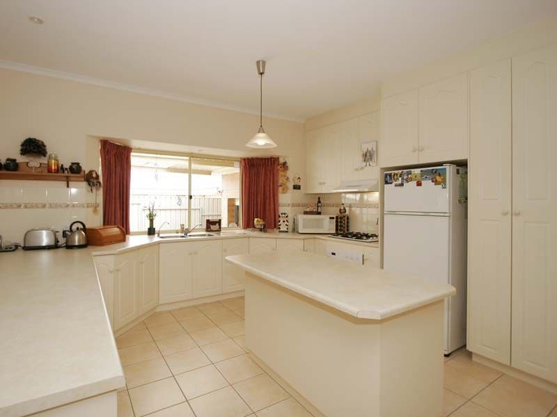 15 Apsley Court, PORT NOARLUNGA SA 5167, Port Noarlunga - Thumbnail 2