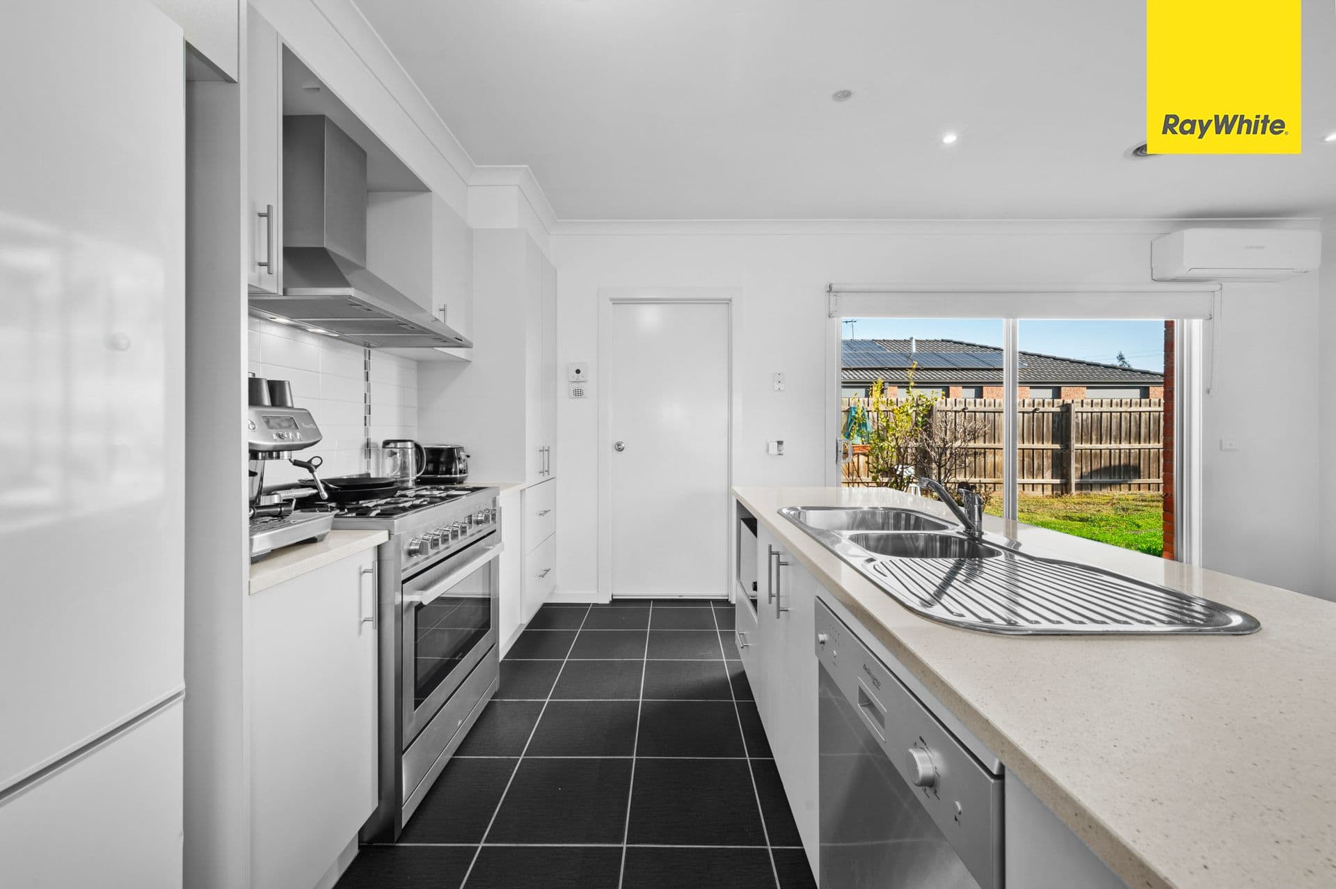 10 Birdswing Terrace, Melton South VIC 3338, Melton South - Thumbnail 7