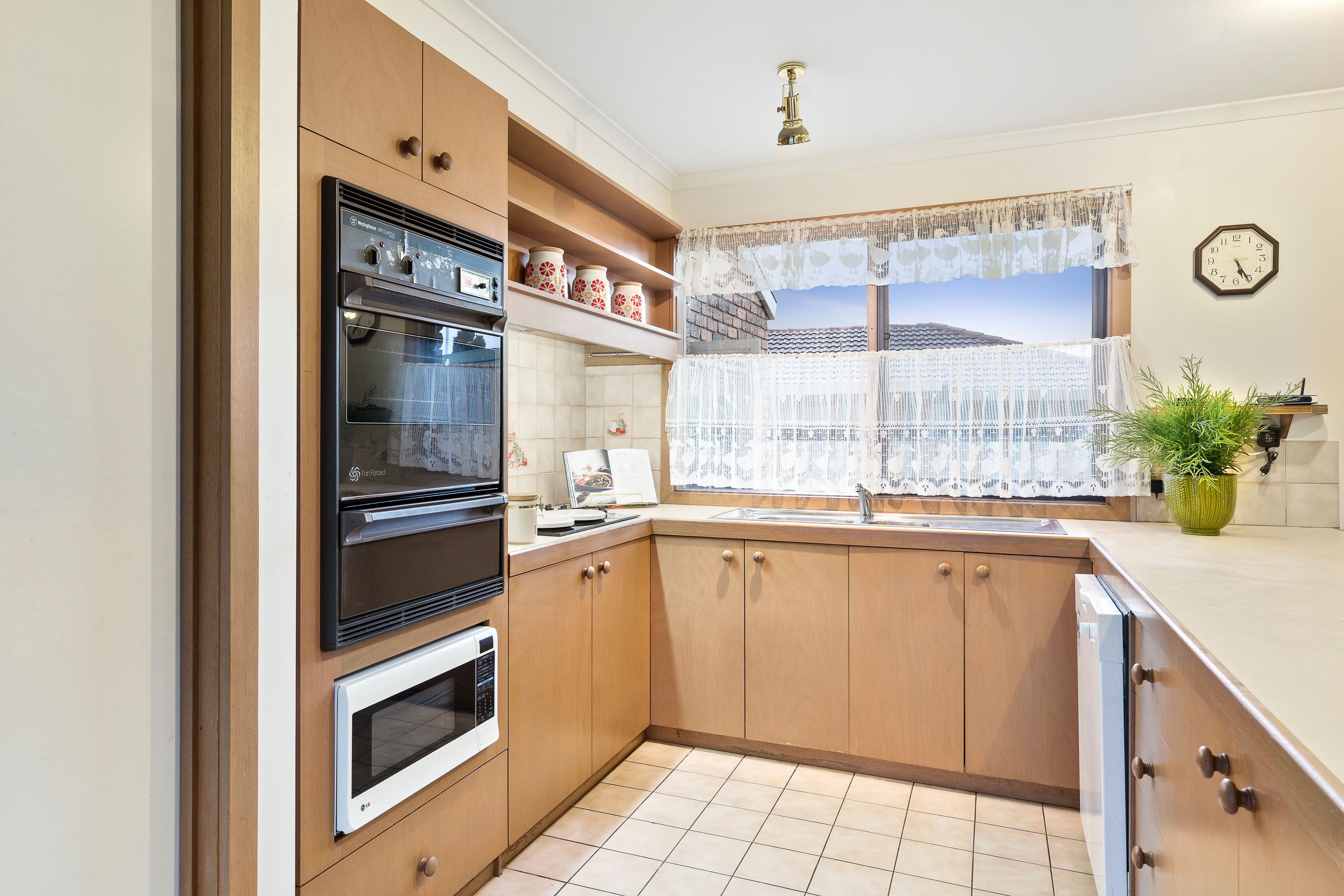 8 Outlook Court, Chadstone VIC 3148, Chadstone - Thumbnail 4
