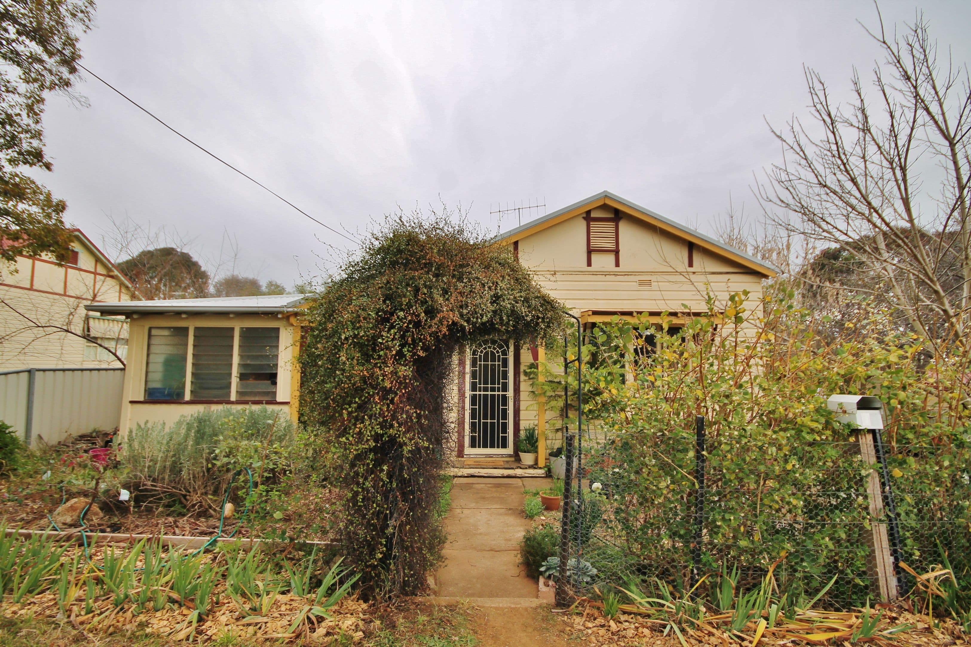 1 Bruce Street, Young - Image 1