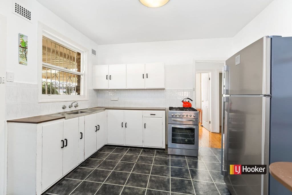 3 Bradley Crescent, Wiley Park - Thumbnail 3
