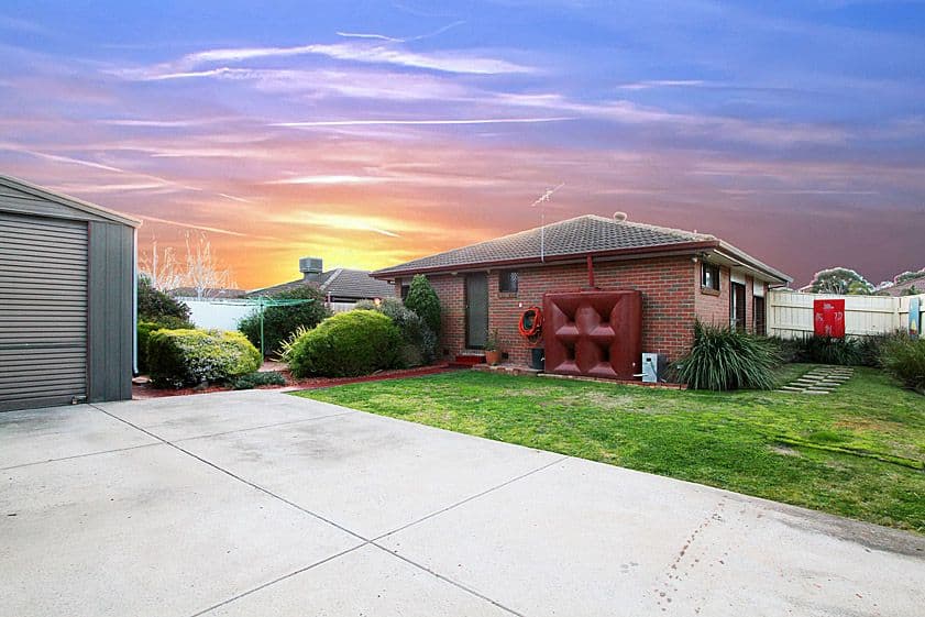 121 Centenary Drive, MILL PARK VIC 3082, Mill Park - Thumbnail 2