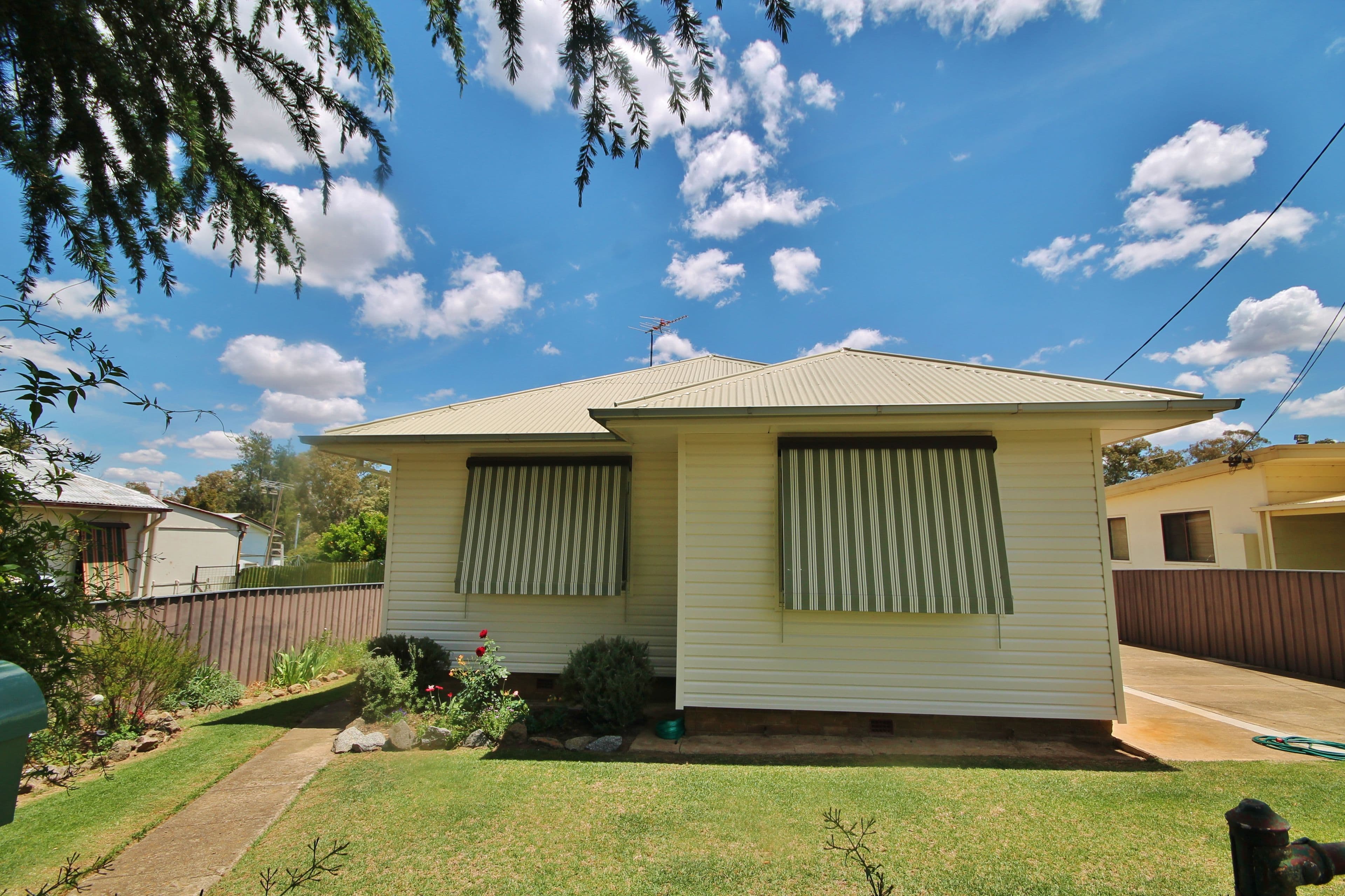 44 Blackett Avenue, Young - Image 1