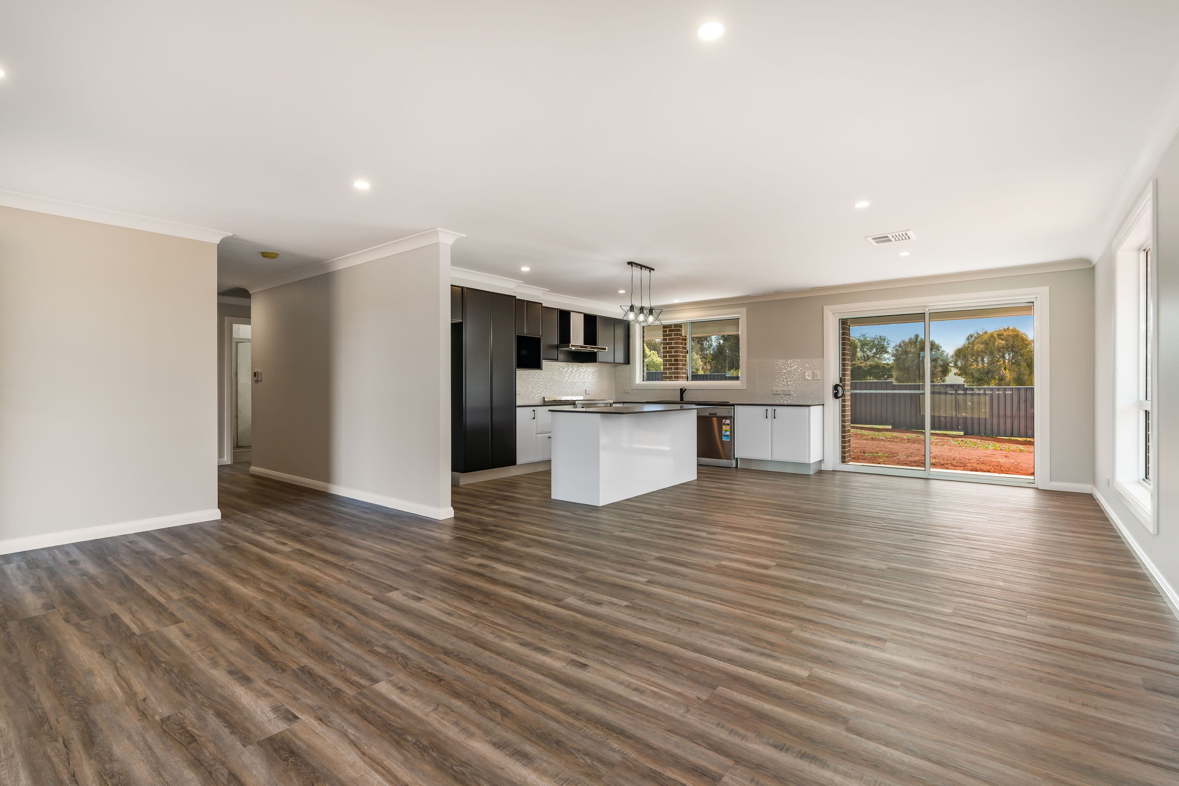 4 Brooks Street, Cargo - Image 1