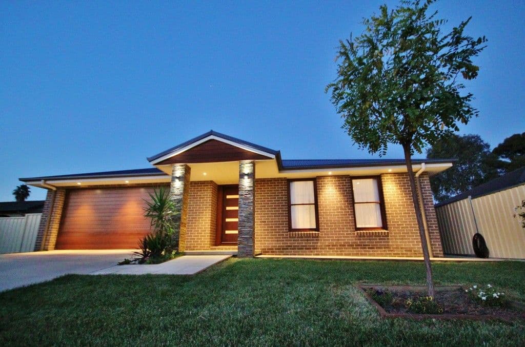 15 Lachlan Close, Young - Image 1