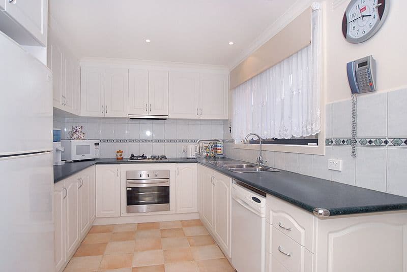 8 Castlecrag Close, ENDEAVOUR HILLS VIC 3802, Endeavour Hills - Thumbnail 2