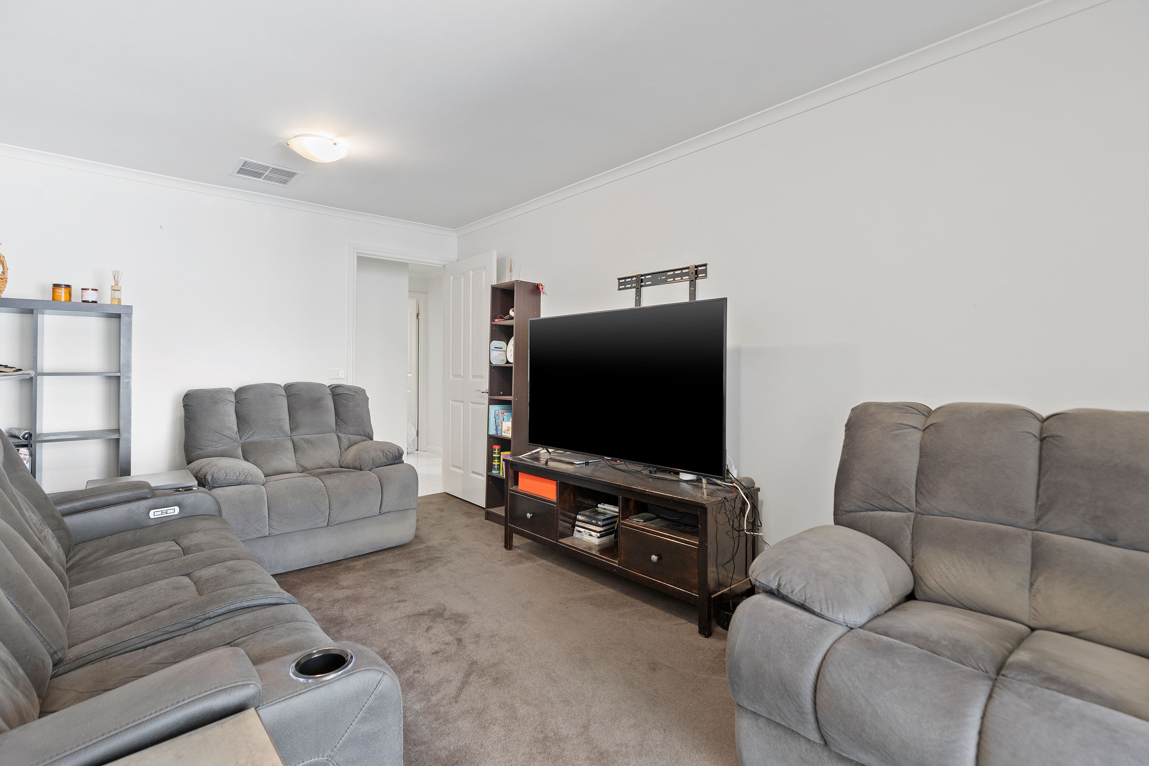 17 ROBIN HOOD WAY, Drouin, VIC 3818, Drouin - Thumbnail 2