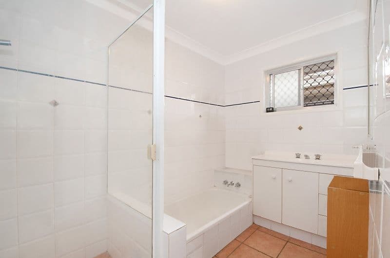 27 Savoy Drive, BROADBEACH WATERS QLD 4218, Broadbeach Waters - Thumbnail 4