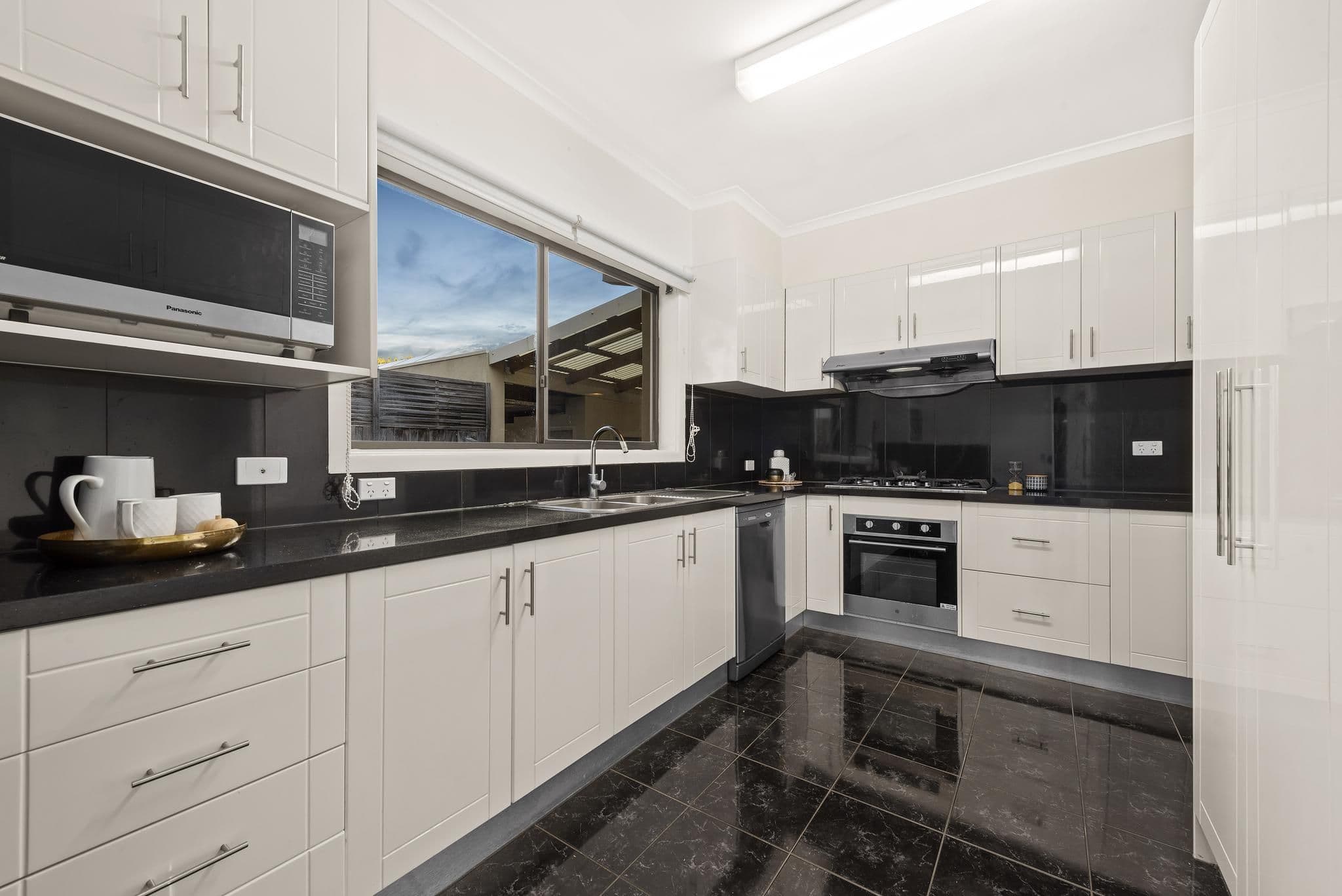 18 Myers Avenue, Glen Waverley VIC 3150, Glen Waverley - Thumbnail 4