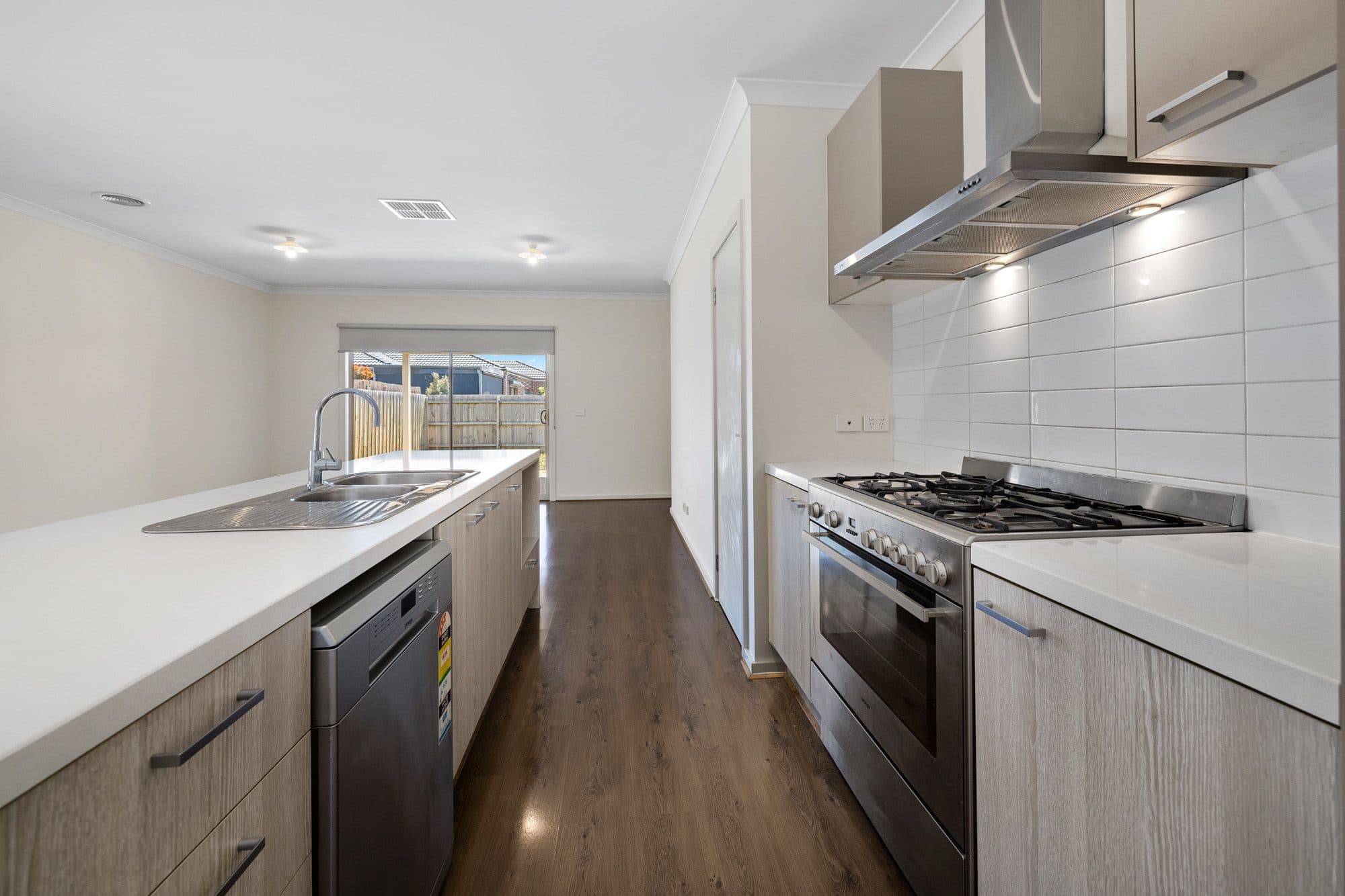 16 Caraleena Drive, Tarneit VIC 3029, Tarneit - Thumbnail 4