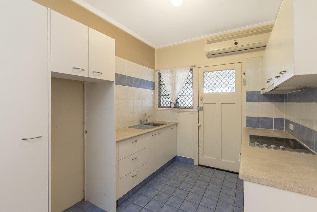 9 Walton Street, SOUTHPORT QLD 4215, Southport - Thumbnail 2