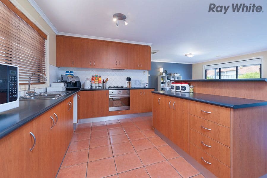 17 Blakeville Drive, Caroline Springs VIC 3023, Caroline Springs - Thumbnail 4