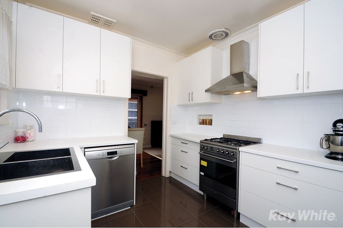 10 Lewis Street, MOUNT WAVERLEY VIC 3149, Mount Waverley - Thumbnail 2