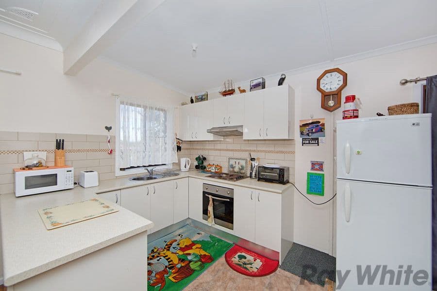 6 Morcombe Close, Gorokan NSW 2263, Gorokan - Thumbnail 2