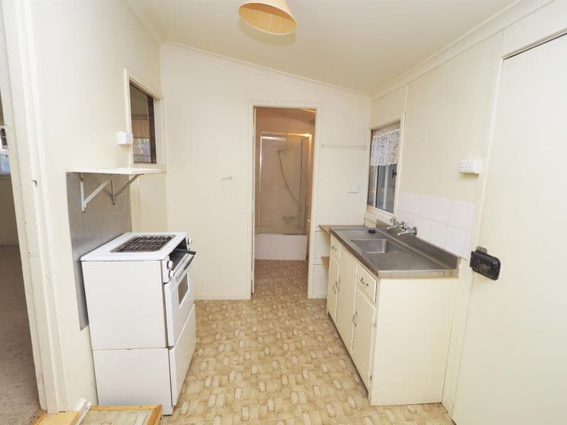 63 Churchill Avenue, Ararat VIC 3377, Ararat - Thumbnail 4