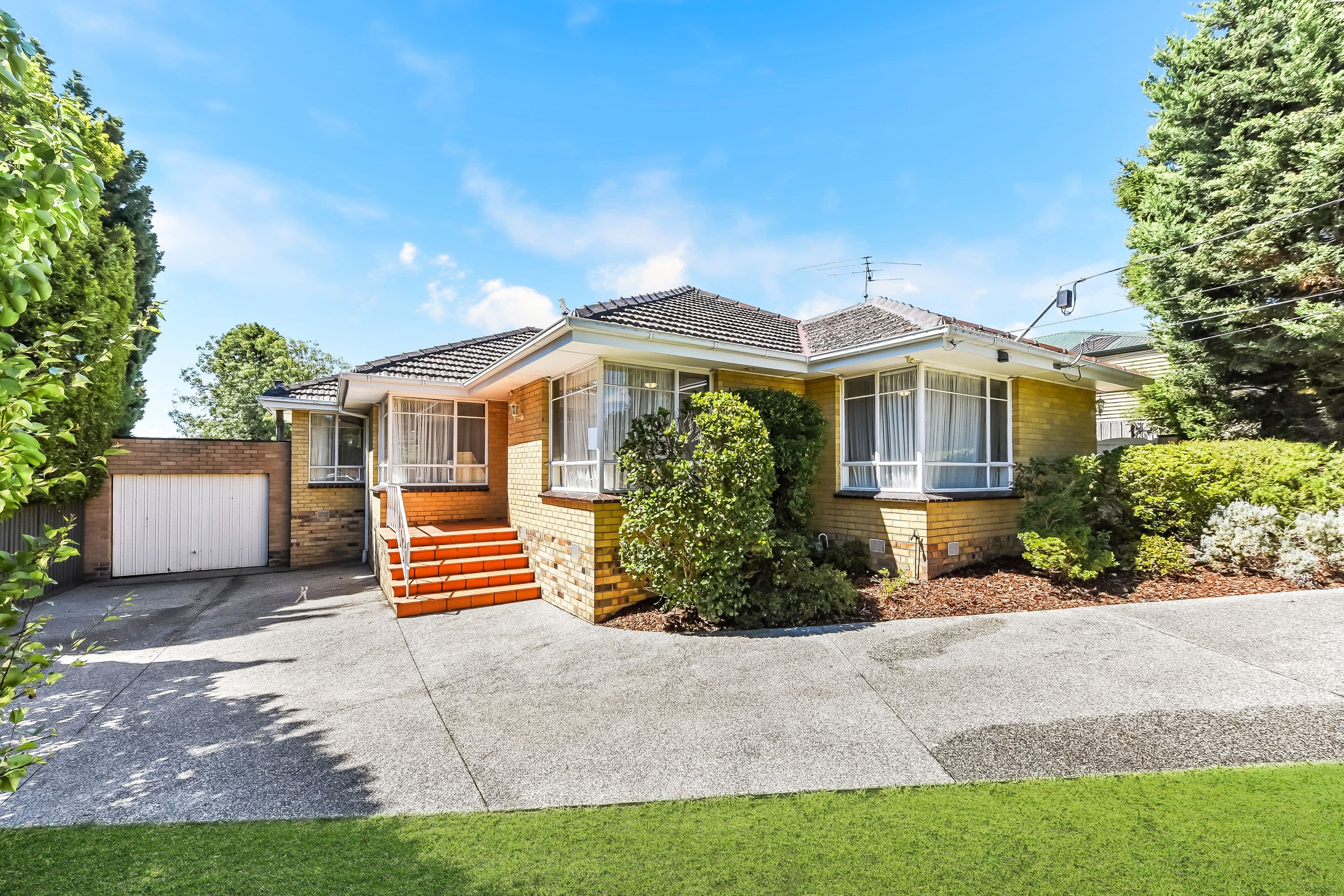18 Bradstreet Road, Mount Waverley VIC 3149, Mount Waverley - Image 1