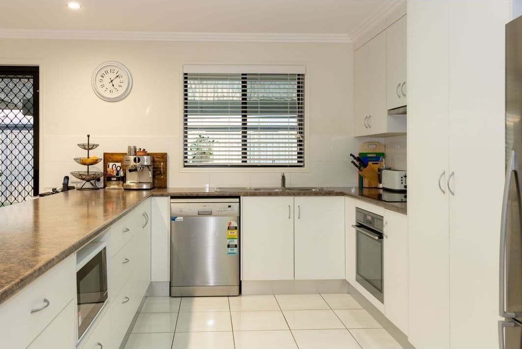 32 Wright Street, Emerald QLD 4720, Emerald - Thumbnail 2