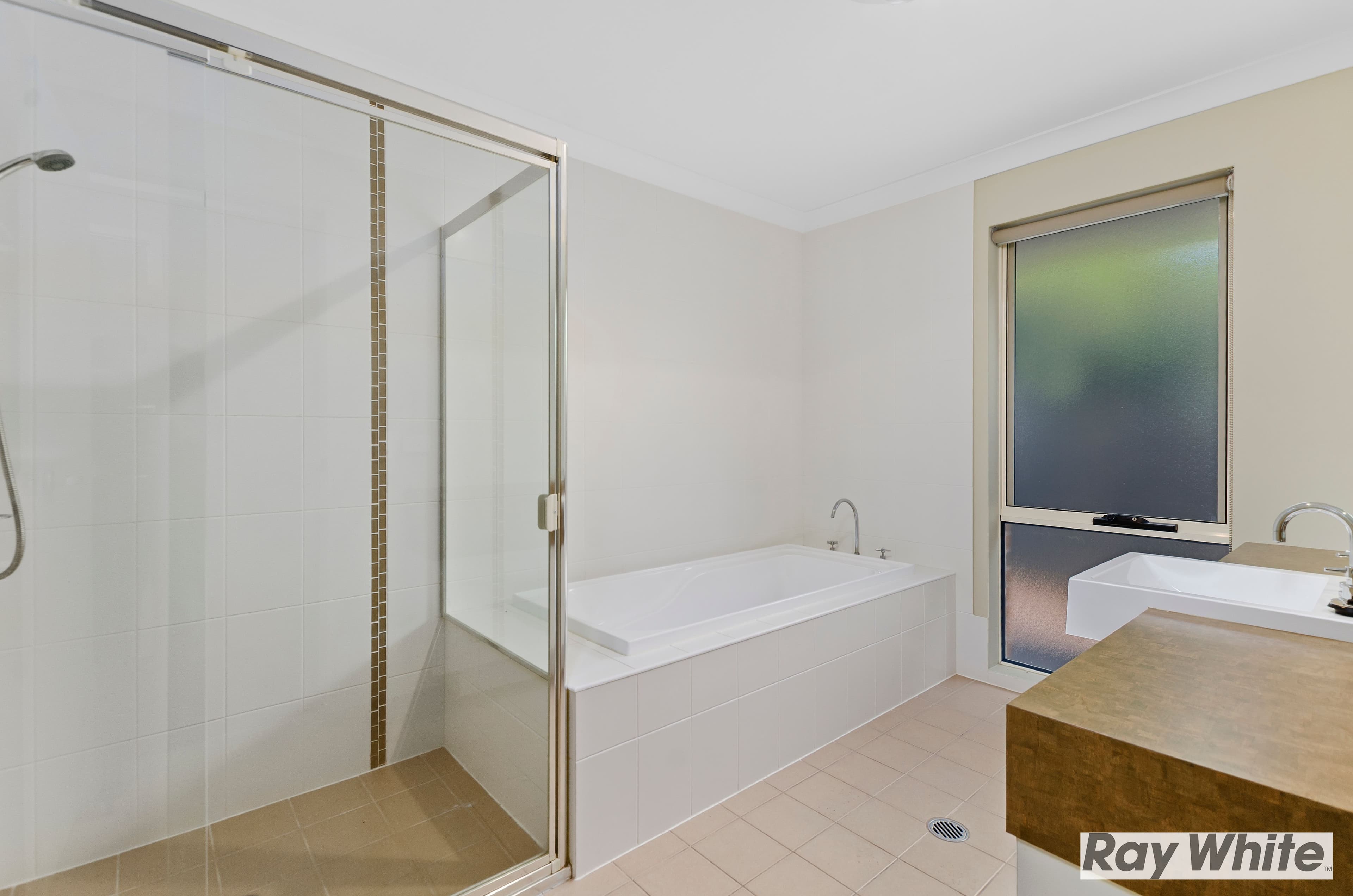 17 Haywards Bay Drive, Haywards Bay - Thumbnail 6