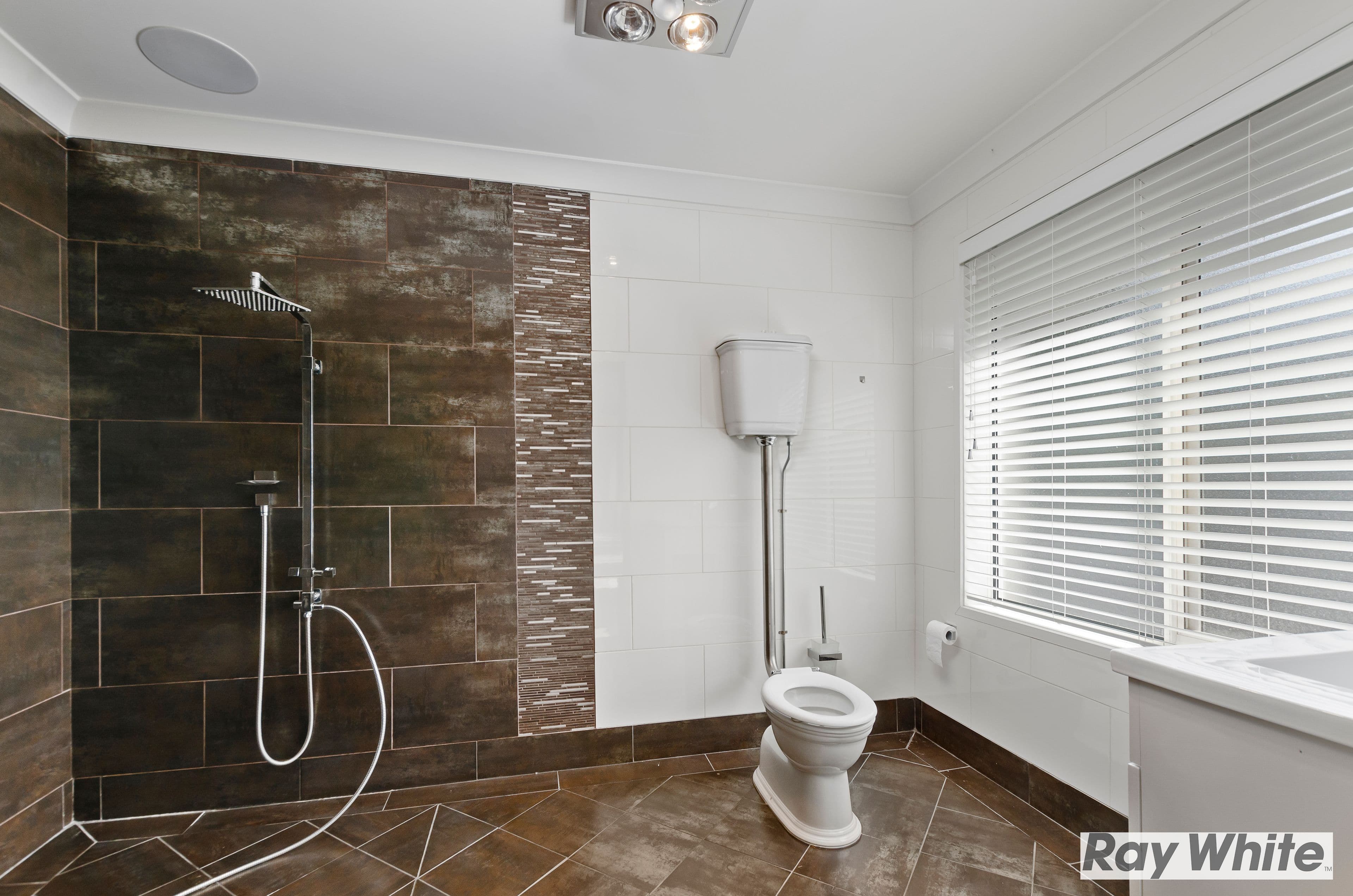 17 Haywards Bay Drive, Haywards Bay - Thumbnail 8